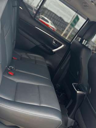 TOYOTA-HILUX SW4-2024