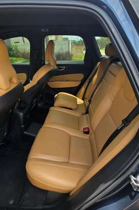 VOLVO-XC60-2021