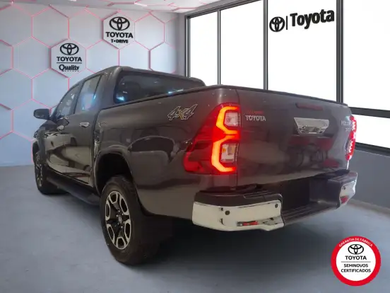 TOYOTA-HILUX-2.8 D-4D TURBO DIESEL CD SRX 4X4 AUTOMÁTICO TOYOTA-HILUX-2025