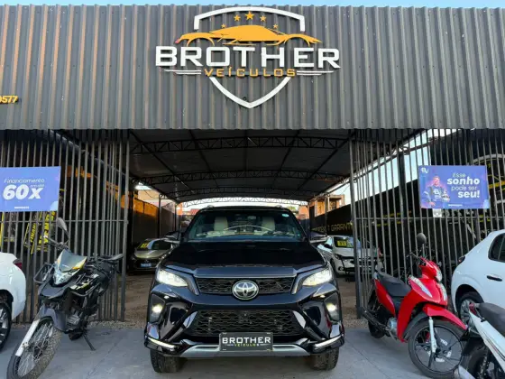 TOYOTA HILUX SW4 2.8 D-4D TURBO DIESEL DIAMOND 7L 4X4 AUTOMÁTICO TOYOTA HILUX SW4 2.8 D-4D TURBO DIESEL DIAMOND 7L 4X4 AUTOMÁTICO