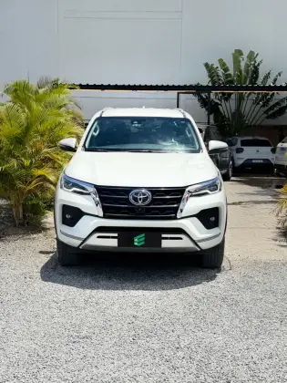 TOYOTA HILUX SW4 2.8 D-4D TURBO DIESEL SRX 7L 4X4 AUTOMÁTICO TOYOTA HILUX SW4 2.8 D-4D TURBO DIESEL SRX 7L 4X4 AUTOMÁTICO