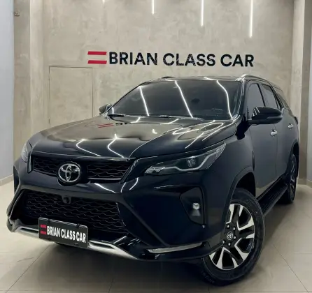 TOYOTA HILUX SW4 2.8 D-4D TURBO DIESEL SRX PLATINUM 7L 4X4 AUTOMÁTICO TOYOTA HILUX SW4 2.8 D-4D TURBO DIESEL SRX PLATINUM 7L 4X4 AUTOMÁTICO