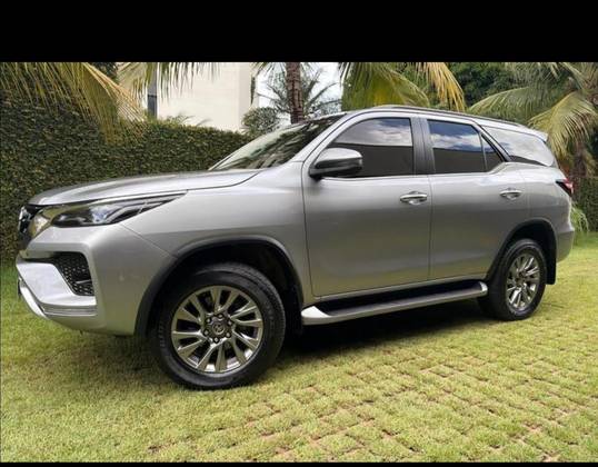 TOYOTA HILUX SW4 2.8 D-4D TURBO DIESEL SRX 7L 4X4 AUTOMÁTICO