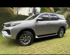 TOYOTA HILUX SW4 2.8 D-4D TURBO DIESEL SRX 7L 4X4 AUTOMÁTICO TOYOTA HILUX SW4 2.8 D-4D TURBO DIESEL SRX 7L 4X4 AUTOMÁTICO