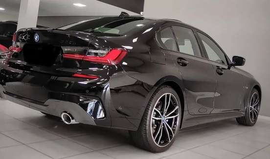 BMW-330e-2022