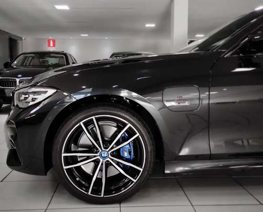 BMW-330e-2022