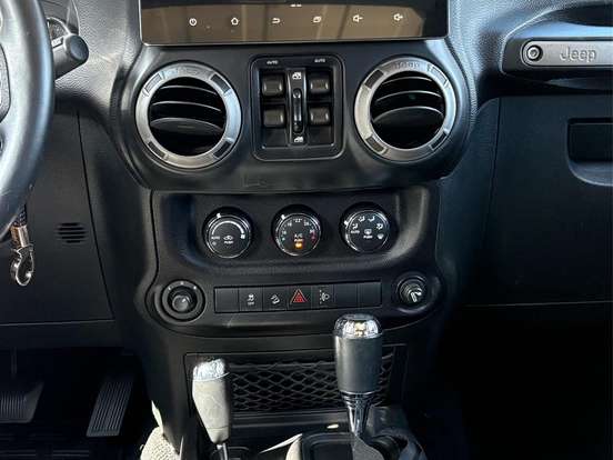 JEEP-WRANGLER-3.6 UNLIMITED SPORT 4X4 V6 GASOLINA 4P AUTOMÁTICO JEEP-WRANGLER-2015