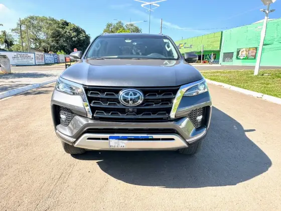 TOYOTA HILUX SW4 2.8 D-4D TURBO DIESEL SRX 7L 4X4 AUTOMÁTICO