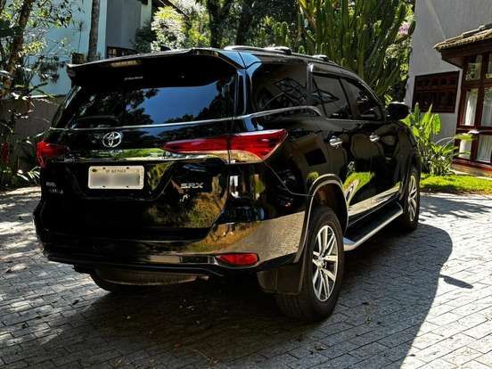 TOYOTA-HILUX SW4-2.8 SRX 4X4 7 LUGARES 16V TURBO INTERCOOLER DIESEL 4P AUTOMÁTICO TOYOTA-HILUX SW4-2017