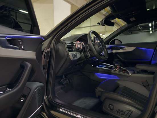 AUDI-A4-2022