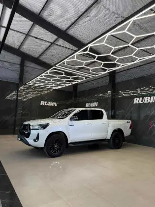 TOYOTA HILUX 2.8 D-4D TURBO DIESEL CD SRX 4X4 AUTOMÁTICO