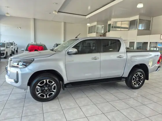 TOYOTA HILUX 2.8 D-4D TURBO DIESEL CD SRX 4X4 AUTOMÁTICO