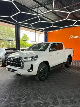 TOYOTA HILUX 2.8 D-4D TURBO DIESEL CD SRX 4X4 AUTOMÁTICO