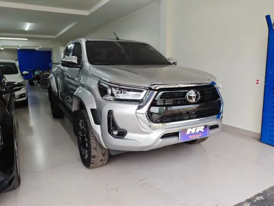 TOYOTA HILUX 2.8 D-4D TURBO DIESEL CD SRX PLUS 4X4 AUTOMÁTICO