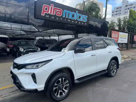 TOYOTA HILUX SW4 2.8 D-4D TURBO DIESEL DIAMOND 7L 4X4 AUTOMÁTICO