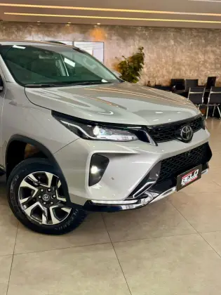 TOYOTA HILUX SW4 2.8 D-4D TURBO DIESEL SRX PLATINUM 7L 4X4 AUTOMÁTICO