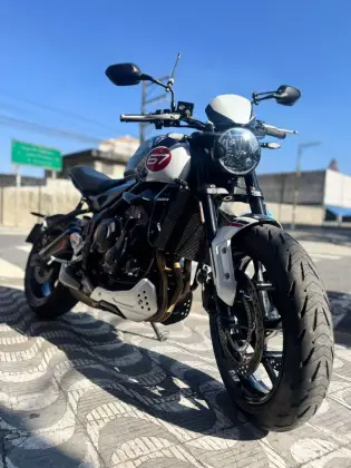 TRIUMPH TRIDENT 660 TRIPLE TRIBUTE EDITION 