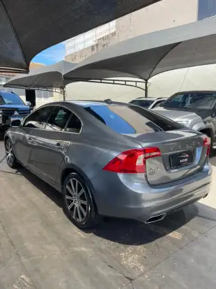 VOLVO-S60-2.0 T4 MOMENTUM GASOLINA 4P AUTOMÁTICO VOLVO-S60-2017