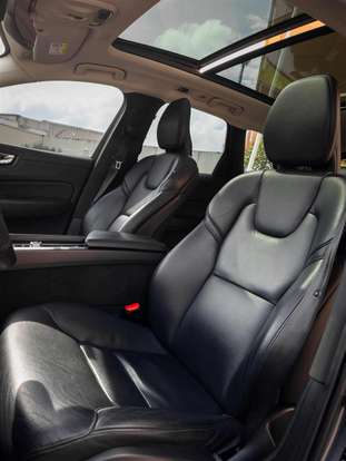 VOLVO-XC60-2020