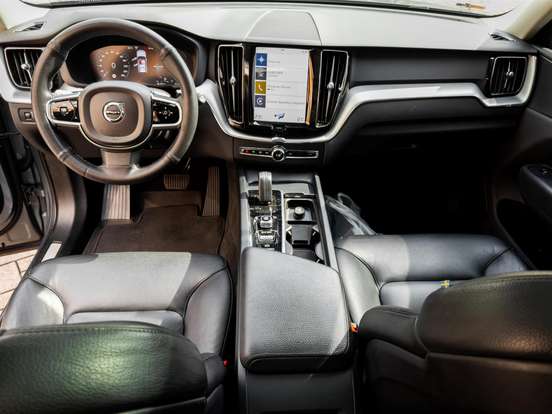 VOLVO-XC60-2020
