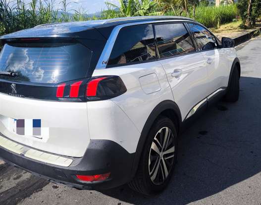 PEUGEOT-5008-2020