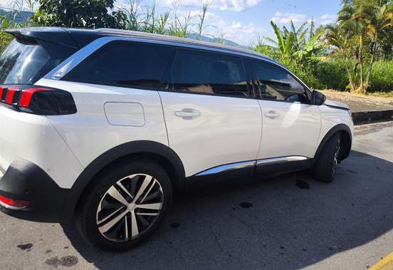 PEUGEOT-5008-2020