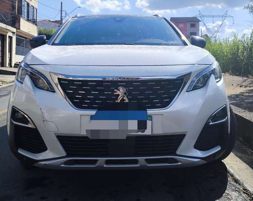 PEUGEOT-5008-2020