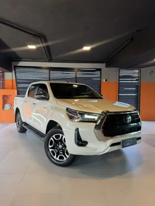 TOYOTA HILUX 2.8 D-4D TURBO DIESEL CD SRX 4X4 AUTOMÁTICO