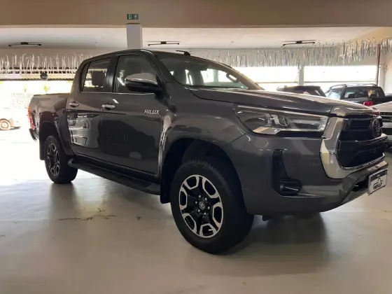 TOYOTA HILUX 2.8 D-4D TURBO DIESEL CD SRX 4X4 AUTOMÁTICO