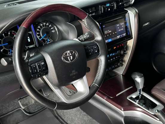 TOYOTA-HILUX SW4-2017