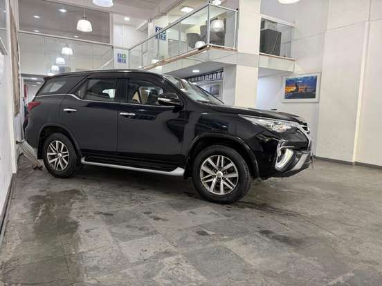 TOYOTA-HILUX SW4-2016