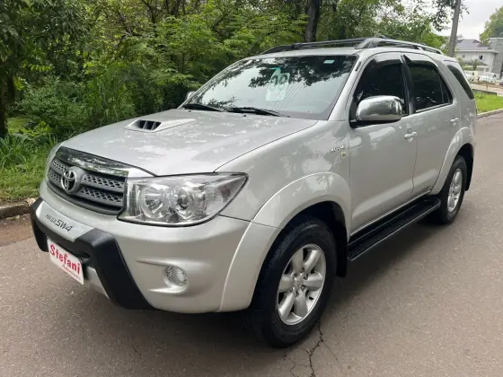 TOYOTA HILUX SW4 3.0 SRV 4X4 16V TURBO INTERCOOLER DIESEL 4P AUTOMÁTICO TOYOTA HILUX SW4 3.0 SRV 4X4 16V TURBO INTERCOOLER DIESEL 4P AUTOMÁTICO