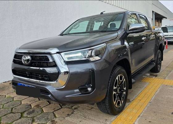 TOYOTA HILUX 2.8 D-4D TURBO DIESEL CD SRX 4X4 AUTOMÁTICO