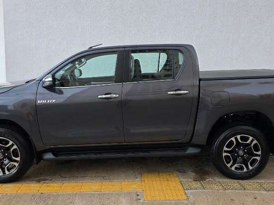 TOYOTA-HILUX-2.8 D-4D TURBO DIESEL CD SRX 4X4 AUTOMÁTICO TOYOTA-HILUX-2025