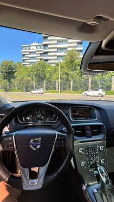 VOLVO-V40-2014