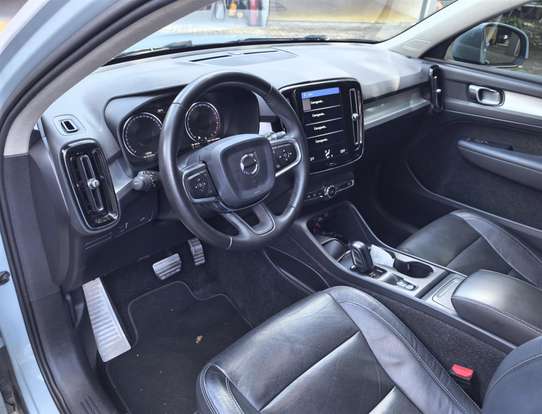 VOLVO-XC40-2019