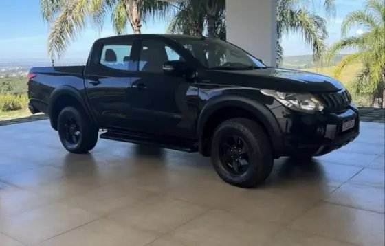 MITSUBISHI L200 TRITON 2.4 16V TURBO DIESEL OUTDOOR HPE CD 4X4 AUTOMÁTICO