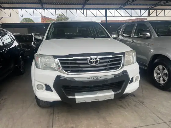 TOYOTA HILUX 2.7 SR 4X2 CD 16V FLEX 4P AUTOMÁTICO TOYOTA HILUX 2.7 SR 4X2 CD 16V FLEX 4P AUTOMÁTICO
