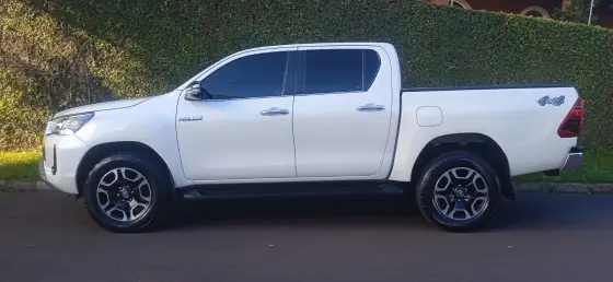 TOYOTA HILUX 2.8 D-4D TURBO DIESEL CD SRX 4X4 AUTOMÁTICO TOYOTA HILUX 2.8 D-4D TURBO DIESEL CD SRX 4X4 AUTOMÁTICO