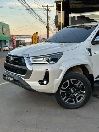 TOYOTA HILUX 2.8 D-4D TURBO DIESEL CD SRX PLUS 4X4 AUTOMÁTICO