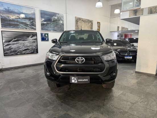 TOYOTA-HILUX-2.8 D-4D TURBO DIESEL CD SR 4X4 AUTOMÁTICO TOYOTA-HILUX-2025