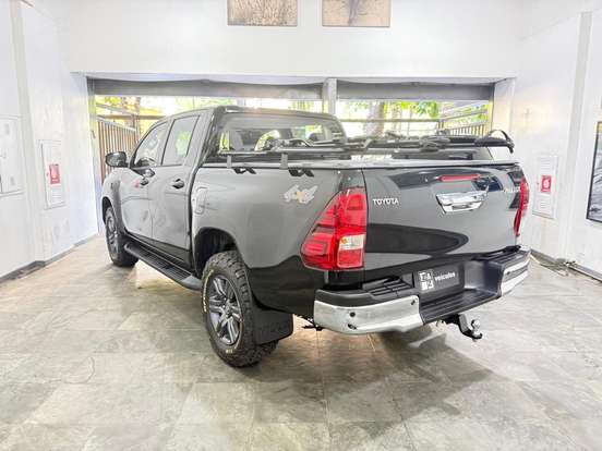TOYOTA-HILUX-2.8 D-4D TURBO DIESEL CD SR 4X4 AUTOMÁTICO TOYOTA-HILUX-2025