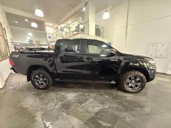 TOYOTA-HILUX-2.8 D-4D TURBO DIESEL CD SR 4X4 AUTOMÁTICO TOYOTA-HILUX-2025