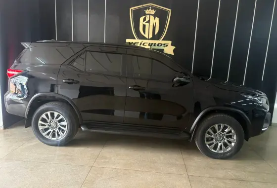 TOYOTA HILUX SW4 2.8 D-4D TURBO DIESEL DIAMOND 7L 4X4 AUTOMÁTICO TOYOTA HILUX SW4 2.8 D-4D TURBO DIESEL DIAMOND 7L 4X4 AUTOMÁTICO