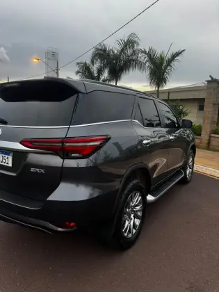 TOYOTA HILUX SW4 2.8 D-4D TURBO DIESEL SRX 4X4 AUTOMÁTICO