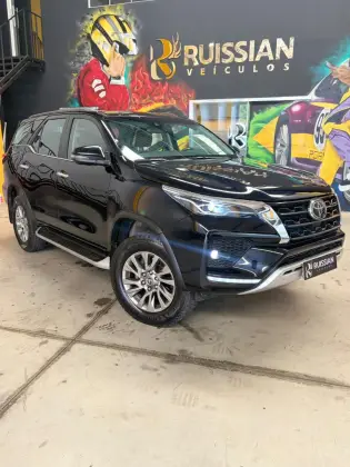 TOYOTA HILUX SW4 2.8 D-4D TURBO DIESEL SRX 4X4 AUTOMÁTICO