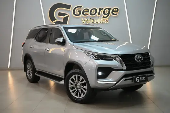 TOYOTA HILUX SW4 2.8 D-4D TURBO DIESEL SRX 7L 4X4 AUTOMÁTICO