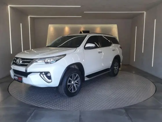 TOYOTA HILUX SW4 2.8 SRX 4X4 7 LUGARES 16V TURBO INTERCOOLER DIESEL 4P AUTOMÁTICO