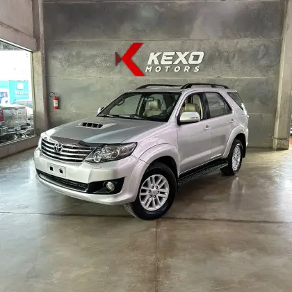 TOYOTA HILUX SW4 3.0 SRV 4X4 7 LUGARES 16V TURBO INTERCOOLER DIESEL 4P AUTOMÁTICO TOYOTA HILUX SW4 3.0 SRV 4X4 7 LUGARES 16V TURBO INTERCOOLER DIESEL 4P AUTOMÁTICO