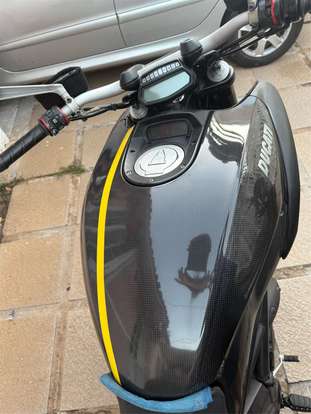 DUCATI-DIAVEL CARBON-2011